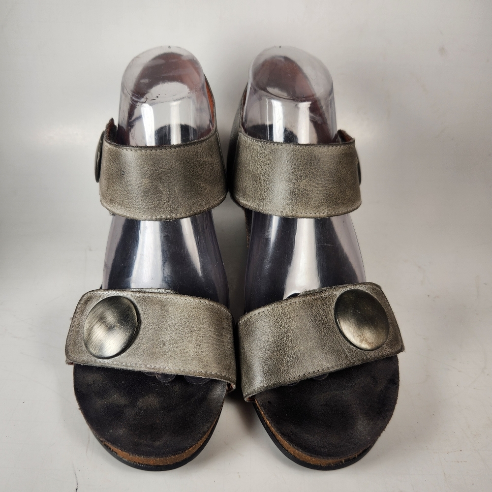 TAOS Women's Carousel Sandal Size 40 / 9 Gray Distressed Leather Wedge Shoe - Picture 3 of 10